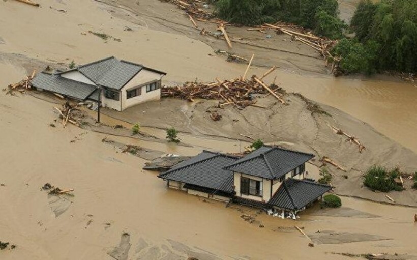 Numri i të vdekurve nga përmbytjet në Indonezi është rritur në 50