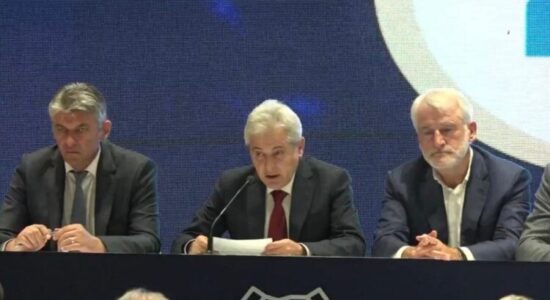 Ahmeti iu rikujtoi liderëve të VLEN-it marrëveshjen: Nuk hyjmë në Qeveri pa ndryshimet kushtetuese