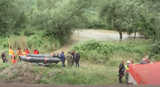 (VIDEO) Zjarrfikësit shpëtuan një person që kishe rënë në lumë!