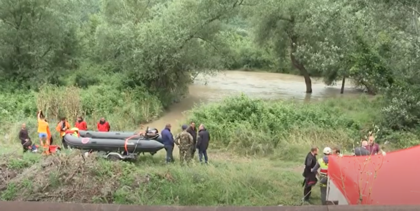 (VIDEO) Zjarrfikësit shpëtuan një person që kishe rënë në lumë!