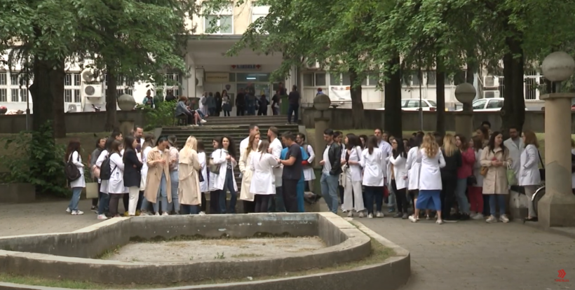 (VIDEO) Specializantët privat protestuan në pauzë për të treguar se nuk kanë heq dotrë nga kërkesat e tyre
