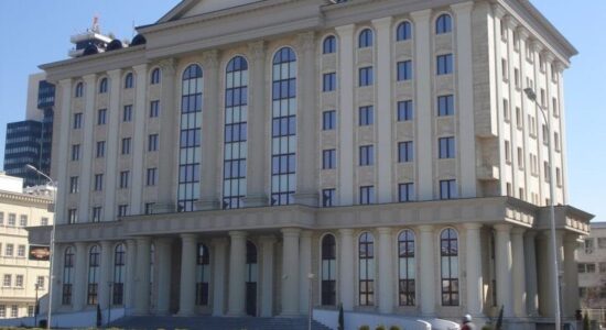 Gjykata i cakton 30 ditë paraburgim 17 vjeçarit që tentoi të vriste babain e tij në Shkup