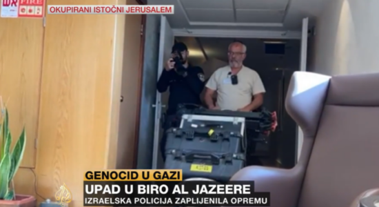 Policia izraelite bastisë televizionin Al-Jazeera, i konfiskon gjitha pajisjet