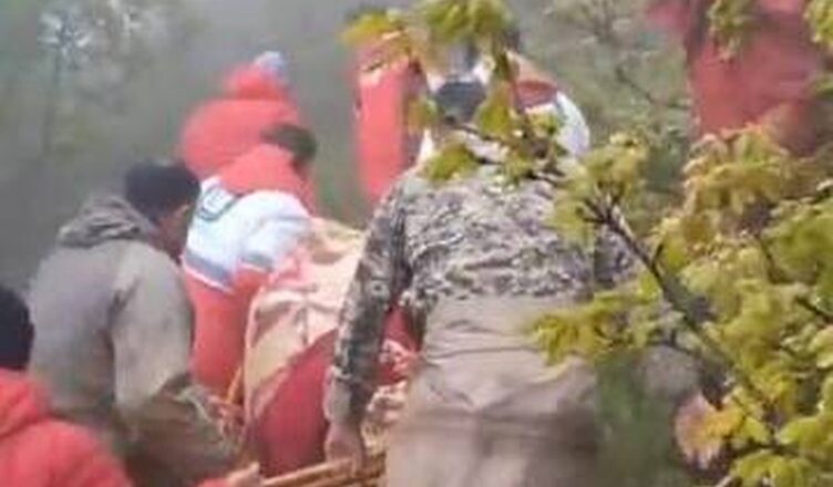 Pamje të rënda! Momenti kur transportohet trupi i presidentit Raisi dhe të zyrtarëve që vdiqën në aksident ajror