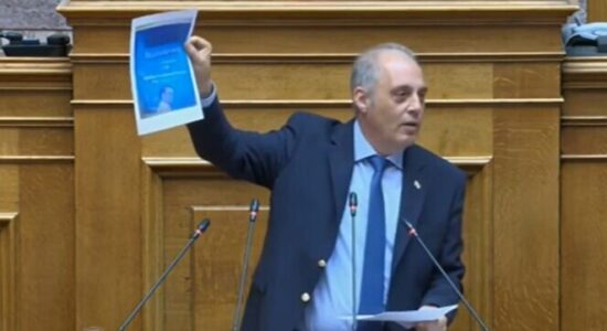 Deputeti nacionalist e grisë “Marrëveshjen e Prespës në foltoren e kuvendit të Greqisë