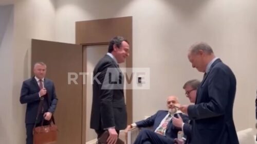 (VIDEO) Kurti e Rama të buzëqeshur u bëjnë muhabet diplomatëve amerikanë e francezëve