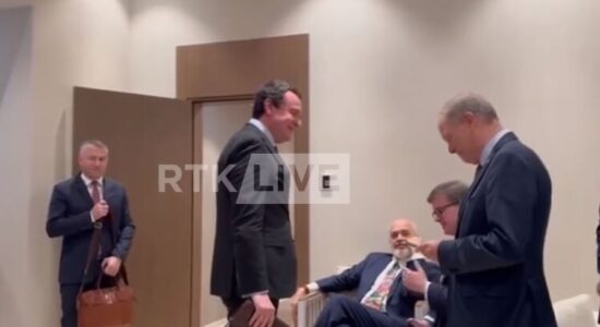 (VIDEO) Kurti e Rama të buzëqeshur u bëjnë muhabet diplomatë amerikanë e francezëve