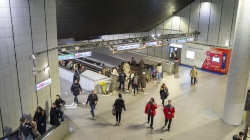 Tre persona të plagosur nga një sulm me thikë në një stacion metroje në Lion