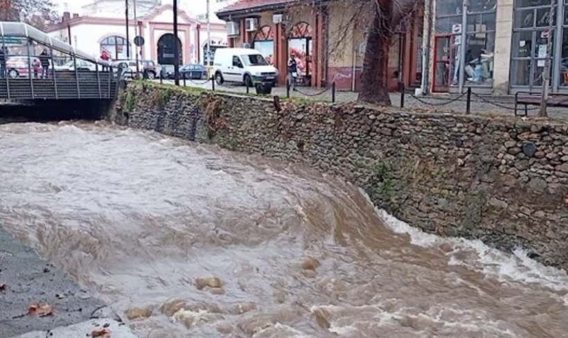 Katër zjarrfikës kanë shpëtuar një person që kishte rënë në lumë