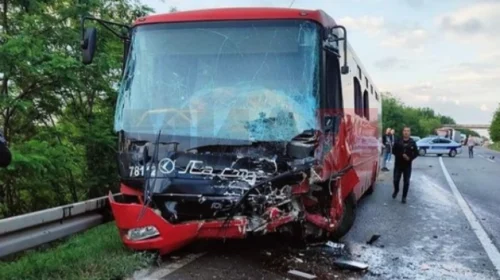 Përplasje e një autobusi me një automobil në afërsi të vendit Mali Pozharevac – ka humbur jetën shoferi, më shumë se 30 të lënduar