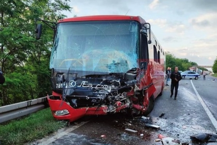 Përplasje e një autobusi me një automobil në afërsi të vendit Mali Pozharevac – ka humbur jetën shoferi, më shumë se 30 të lënduar