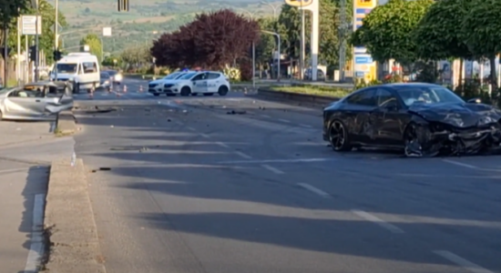 (VIDEO) Aksident në porta Vllae, makina ndahet më dysh, lëndohen tre persona