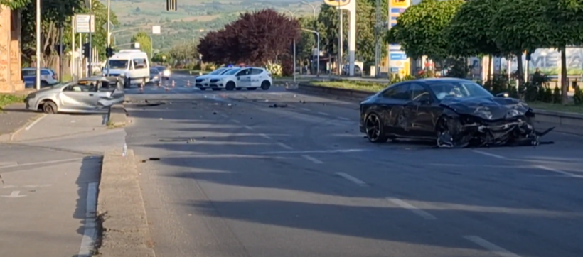 (VIDEO) Aksident në porta Vllae, makina ndahet më dysh, lëndohen tre persona