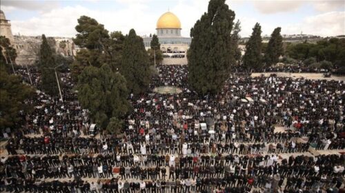 40 mijë palestinezë falën namazin e xhumasë në Al-Aksa nën kufizimet e policisë izraelite