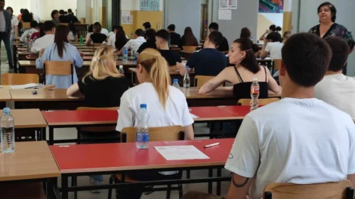 (VIDEO) Mbi 15 mijë maturantë testohen në gjuhën amë