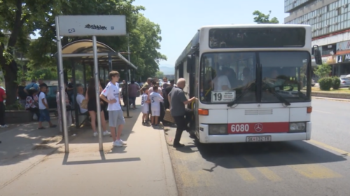 (VIDEO) Qytetarët presin me orë të tëra autobus urban