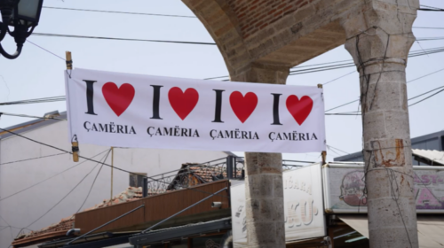 (VIDEO) Nisi “Java Çame, Shkupi zbukurohet me banderola “I love Çamëria”