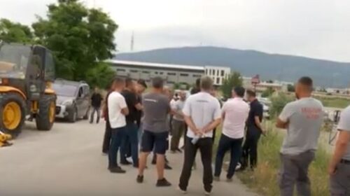 (VIDEO) Banorët e Vizbegut kundërshtojnë ndërtimin e bazës së asfalit, e cilësojnë kancerogjene