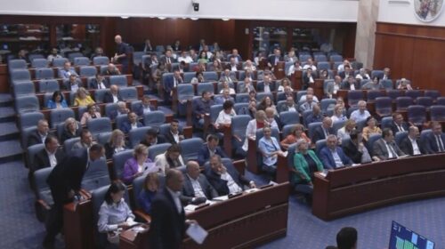 (VIDEO) Qeveria bëhet me 20 ministri, 88 deputetë votuan “pro” riorganizimit të ministrive