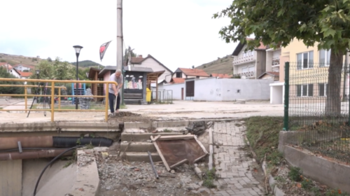 (VIDEO) Banorët e Sllupçanit i pastrojnë vetë dëmet e stuhisë