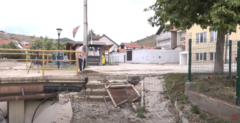 (VIDEO) Banorët e Sllupçanit i pastrojnë vetë dëmet e stuhisë