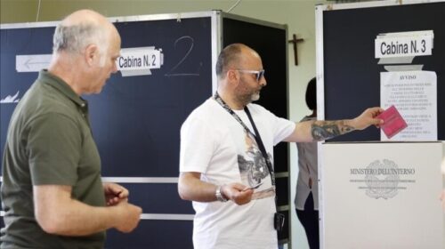 Votuesit e BE-së drejtohen në qendrat e votimit në ditën e fundit të maratonës zgjedhore 4-ditore