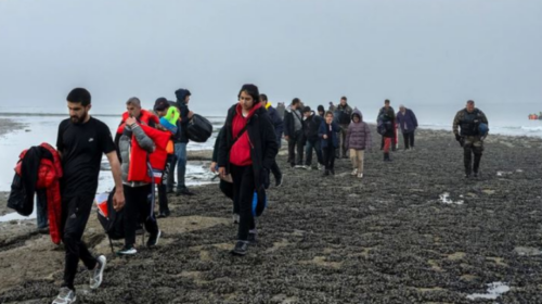 Rekord emigrantësh në Britani, rreth 900 kalojnë Kanalin Anglez në vetëm një ditë