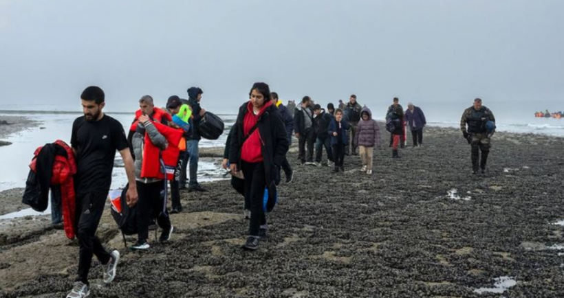 Rekord emigrantësh në Britani, rreth 900 kalojnë Kanalin Anglez në vetëm një ditë