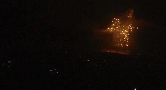 Avionët izraelitë sulmojnë qytetin jugor të Libanit me bomba me fosfor të bardhë në mes të tensionit