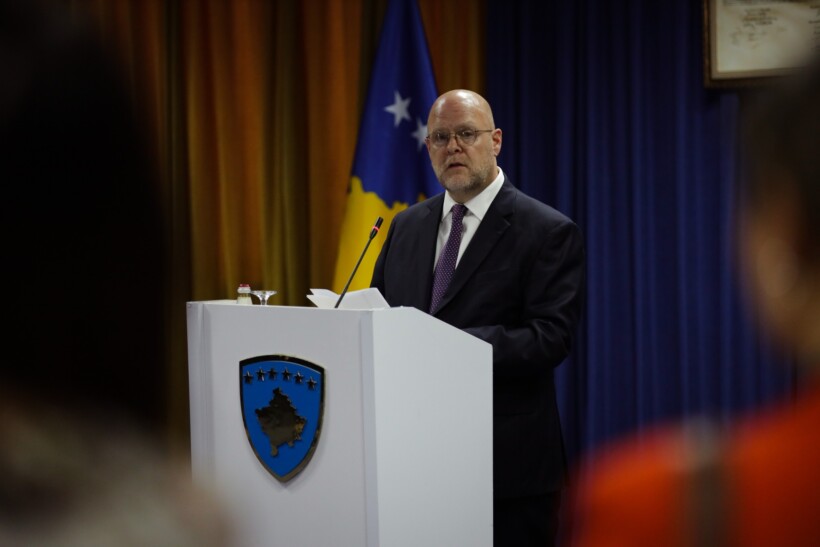 Hovenier: Kosova mund të përparojë vetëm me përkrahjen e SHBA-së, duhet të marrë parasysh shqetësimet tona