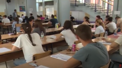 (VIDEO) Maturantët sërish kopjuan, testi u shpërnda në një grup viberi