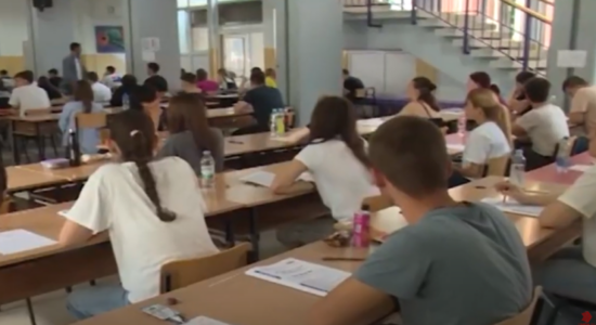Mbi 15.000 nxënës të shkollave të mesme do t’i nënshtrohen nesër provimit të parë të maturës shtetërore