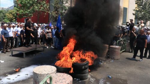 Vazhdojnë protestat para Bashkisë së Tiranës