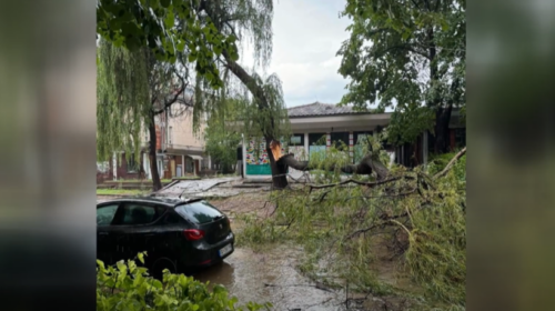 (VIDEO) Shiu përmbyti rrugët dhe rrugicat e Shkupit, rreth 2 800 qytetarë kanë kërkuar ndihmë