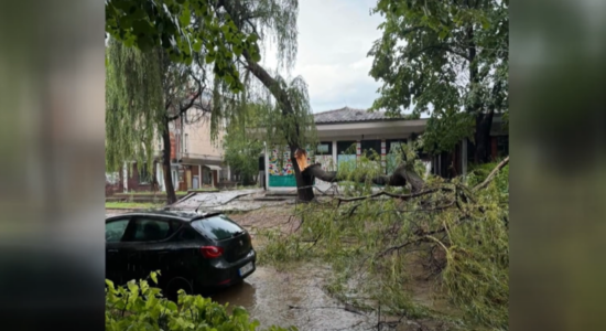 (VIDEO) Shiu përmbyti rrugët dhe rrugicat e Shkupit, rreth 2 800 qytetarë kanë kërkuar ndihmë
