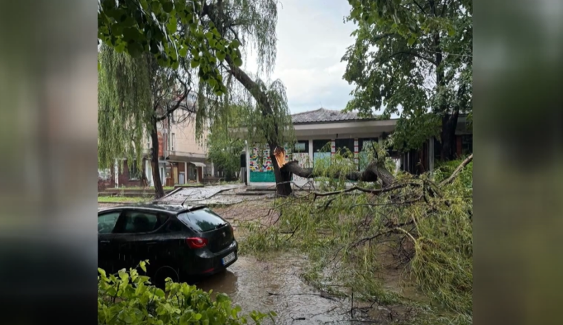 (VIDEO) Shiu përmbyti rrugët dhe rrugicat e Shkupit, rreth 2 800 qytetarë kanë kërkuar ndihmë