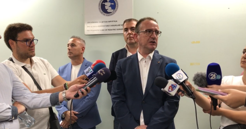 (VIDEO) Ministri i ri i Shëndetësisë Taravari nuk ia vazhdoi mandatin 8 drejtorëve ekonomik