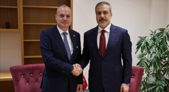 Ministri i Jashtëm turk takon homologët nga Shqipëria dhe Kosova