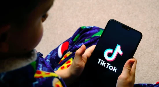 Përhapja e lojës së rrezikshme për fëmijët në TikTok, bëhet thirrje për vëmendje të shtuar të prindërve