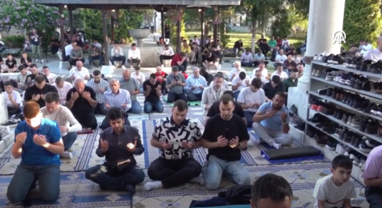 (VIDEO) Festohet Kurban Bajrami, bëhet thirrje për paqe në botë