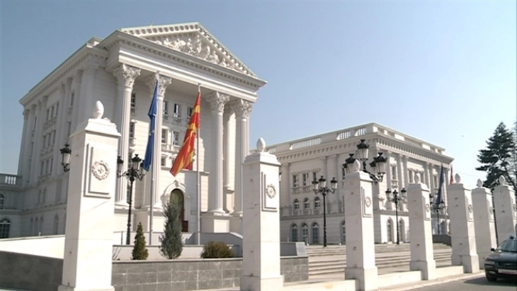 Qeveria ka vendosur – do të kthehet rrethoja rreth ndërtesës së qeverisë