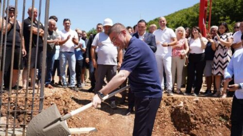 (VIDEO) Kryeministri nuk i respekton masat e qeverisë, mori lopatën në dorë në ora 12:00