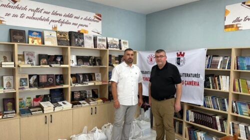 Aktivitet kulturor në Konispol, dhurohen 300 tituj librash dhe materialet e ekspozitës “Çamëria”