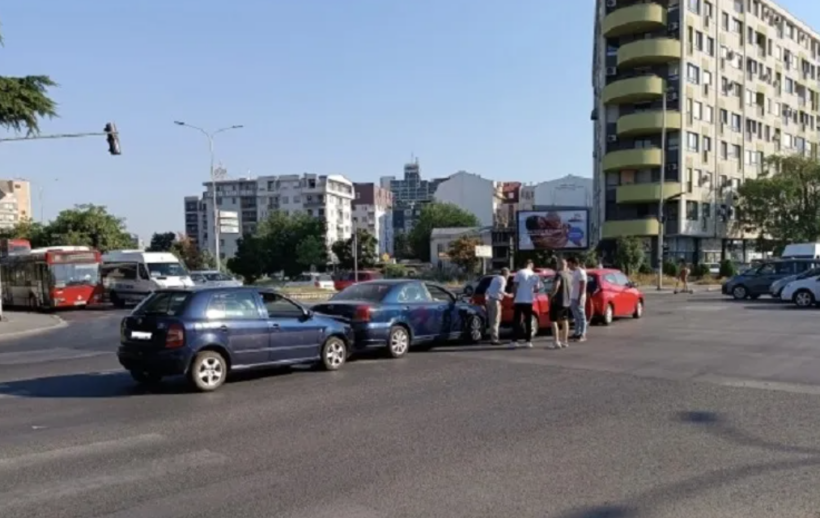 Aksident mes katër veturave, ngarkohet trafiku tek stacioni hekurudhor