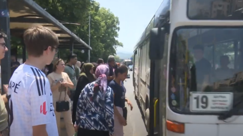 (VIDEO) Vazhdojnë problemet me transportin urban, qytetarët presin me orë të tëra