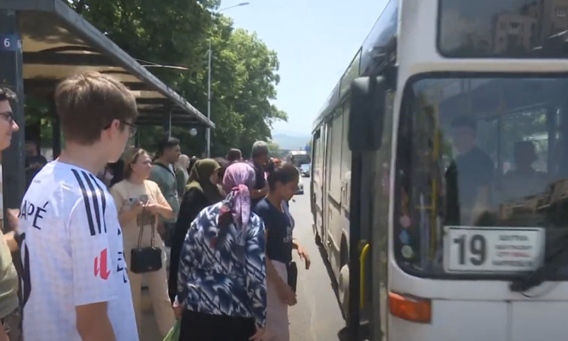 (VIDEO) Vazhdojnë problemet me transportin urban, qytetarët presin me orë të tëra