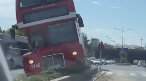 Autobusi përplaset me murin mbrojtës në afërsi të sheshi Skënderbeu