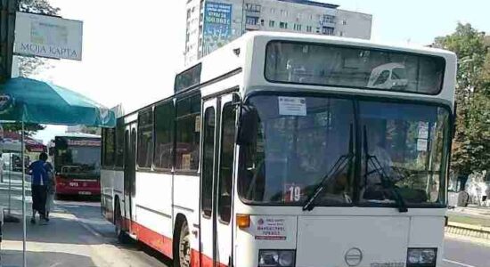 Transportuesit privat në transportin publik të qytetit në Shkup do të qarkullojnë vetëm deri në orën 10