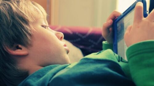 Simptomat, si ta kuptoni se fëmija juaj vuan nga autizmi dixhital