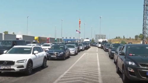 (VIDEO) Radhët e gjata në kufi, do të hapen dy linja në Tabanoc dhe Bllacë